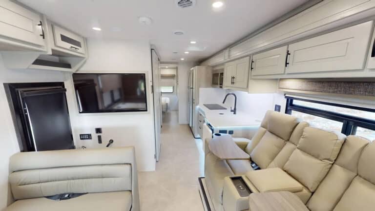 Dynamax DX3 32KD Class C Motorhome