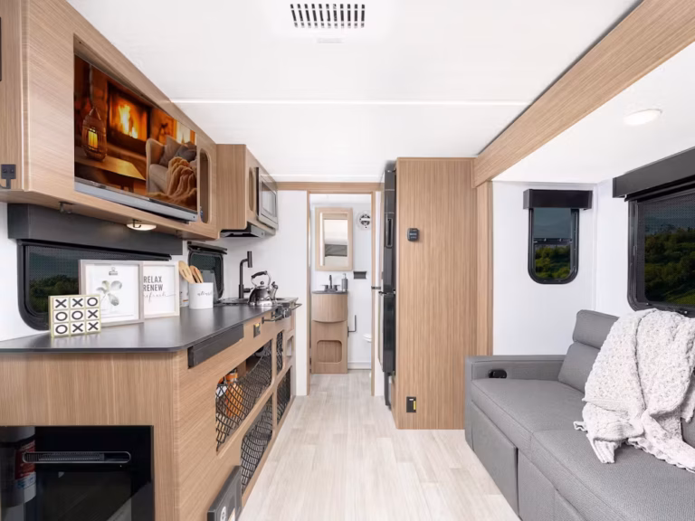 Keystone 2025 Reign 18RB Travel Trailer